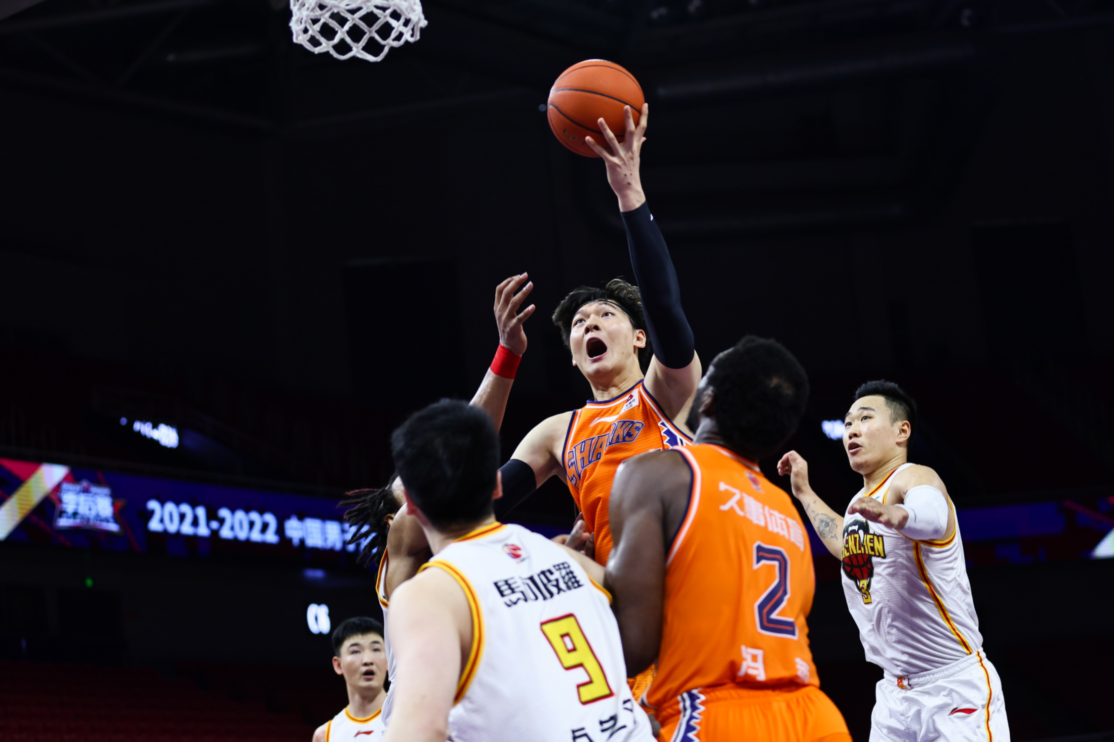 爱游戏大厅-篮网鏖战新疆队，王哲林高光表现