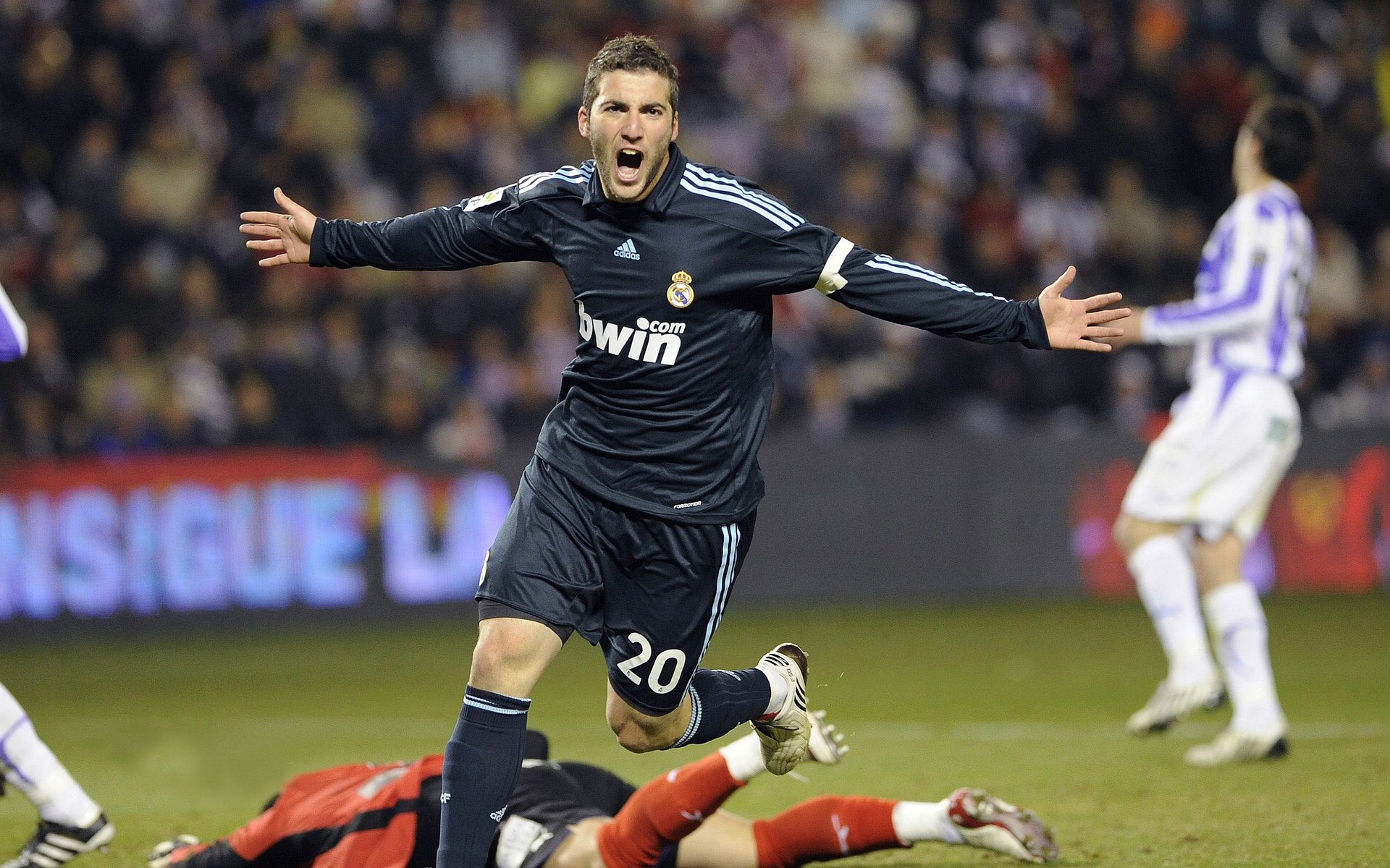 双城记,德甲争冠焦点战与爵士鏖战深圳队的战术交响与铁血意志